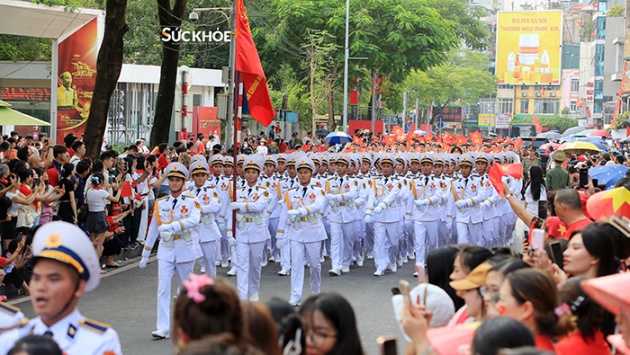 Quốc khánh 2/9: Ấn tượng hình ảnh đội quân 'đi giữa vòng tay nhân dân'
