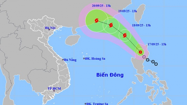 Áp thấp nhiệt đới vào biển Đông, có thể mạnh thành bão vào ngày mai