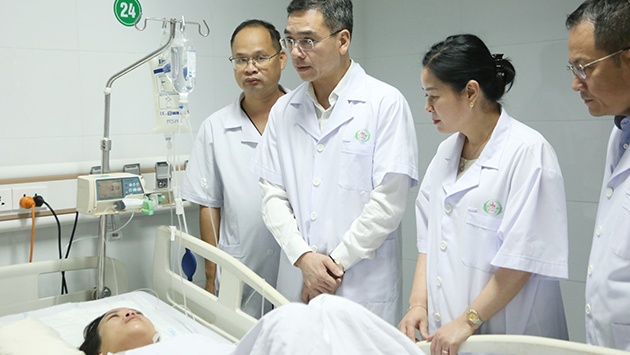 Tặng bằng khen cho 4 điều dưỡng xả thân cứu người ở Bệnh viện Sản Nhi Nghệ An