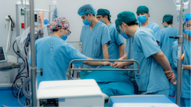 Bệnh viện Nhi Hà Nội cấy điện cực ốc tai thành công cho bé 4 tuổi
