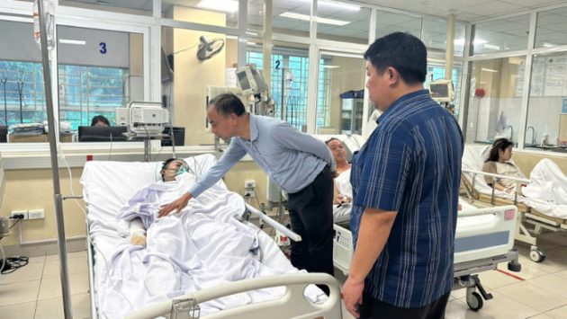 Khẩn trương cứu chữa nạn nhân trong vụ cháy nhà 4 tầng ở Tây Hồ