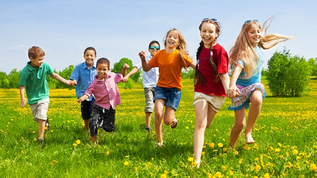 Cho trẻ ra ngoài chơi: Các tip giúp trẻ vận động nhiều hơn