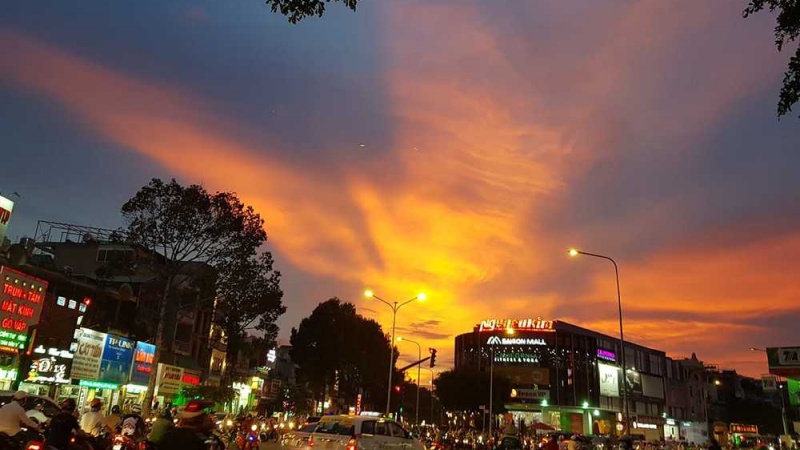 Phượng hoàng lửa hoàng hôn Sài Gòn là tuyệt phẩm nghệ thuật tự nhiên. Khi mặt trời lặn, bầu trời Sài Gòn rực rỡ với màu sắc phượng hoàng lửa lấp lánh. Làm cho bạn cảm thấy một cảm giác thư giãn và hài lòng về thành phố đẹp này.