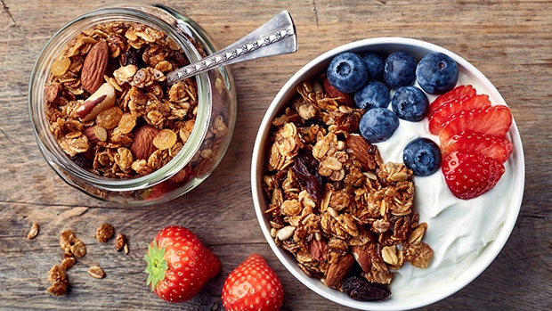 Tự chế biến granola lành mạnh hỗ trợ giảm cân tại nhà với yến mạch