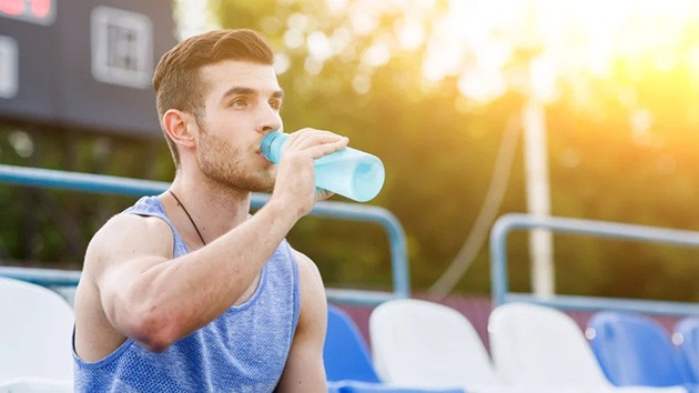 Người chơi thể thao, ra nhiều mồ hôi nên uống nước điện giải nào?